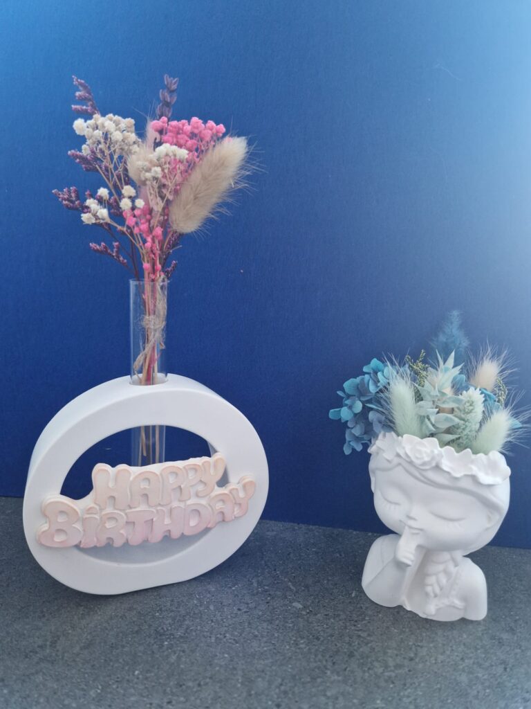 gips_vase_mit_blumenmaedchen Vase und Blumenmädchen aus Gips mit Trockenblumen