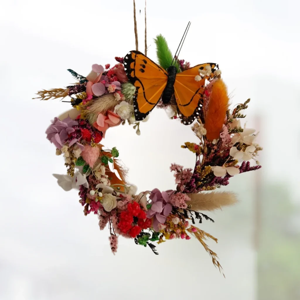 Handgemachter Blumenring komplett mit Blumen bedeckt